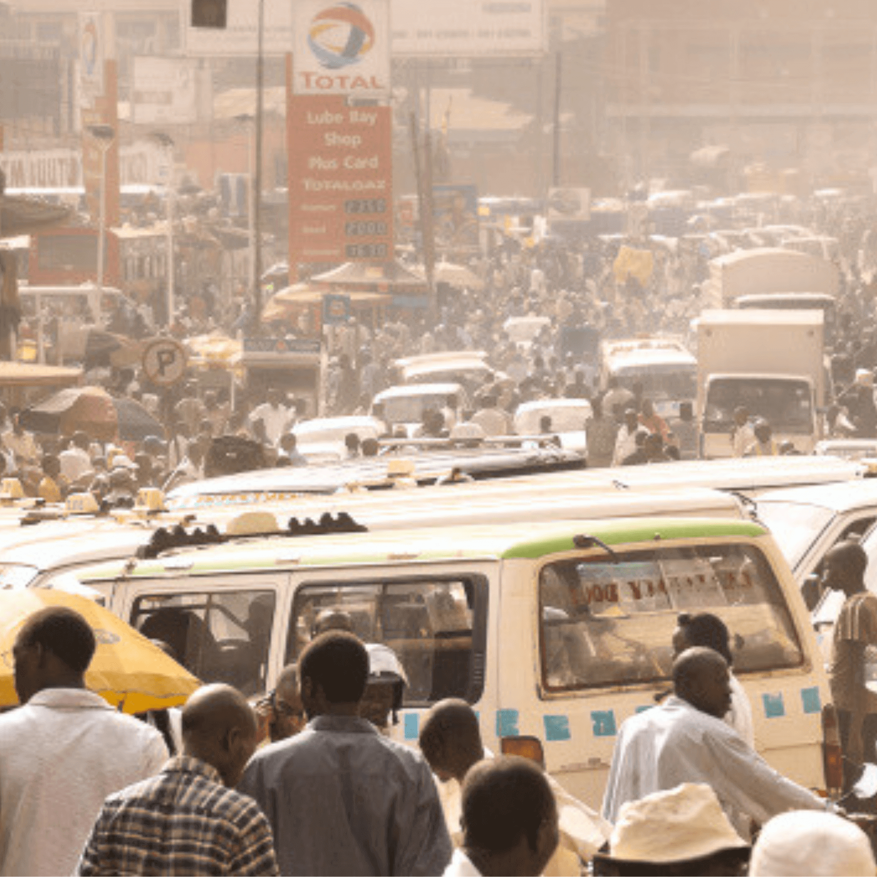 Foule de gens dans la rue en Afrique