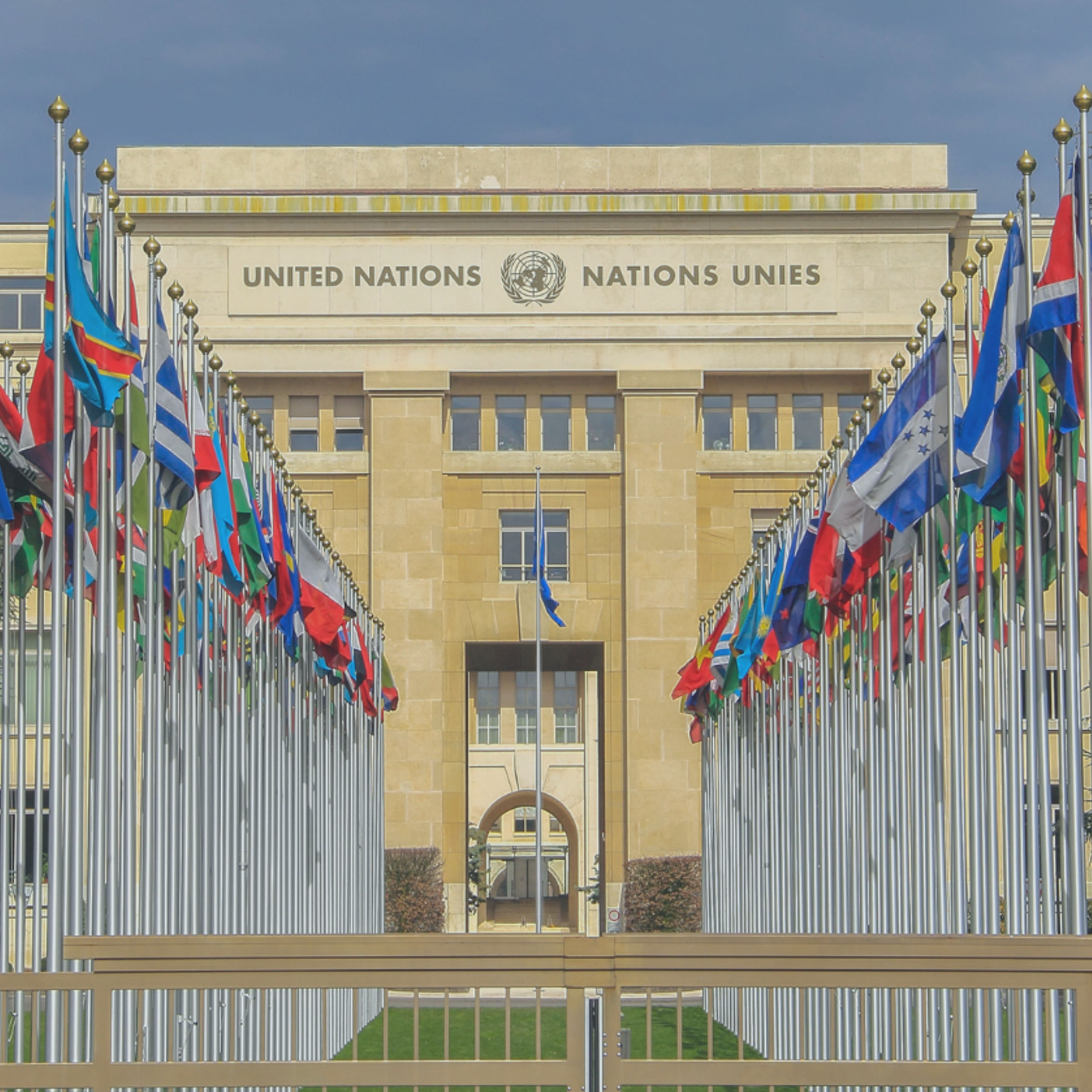 Suisse; Genève; 9 mars 2018 ; Les rangées de drapeaux des États membres des Nations Unies devant l'Office des Nations Unies à Genève