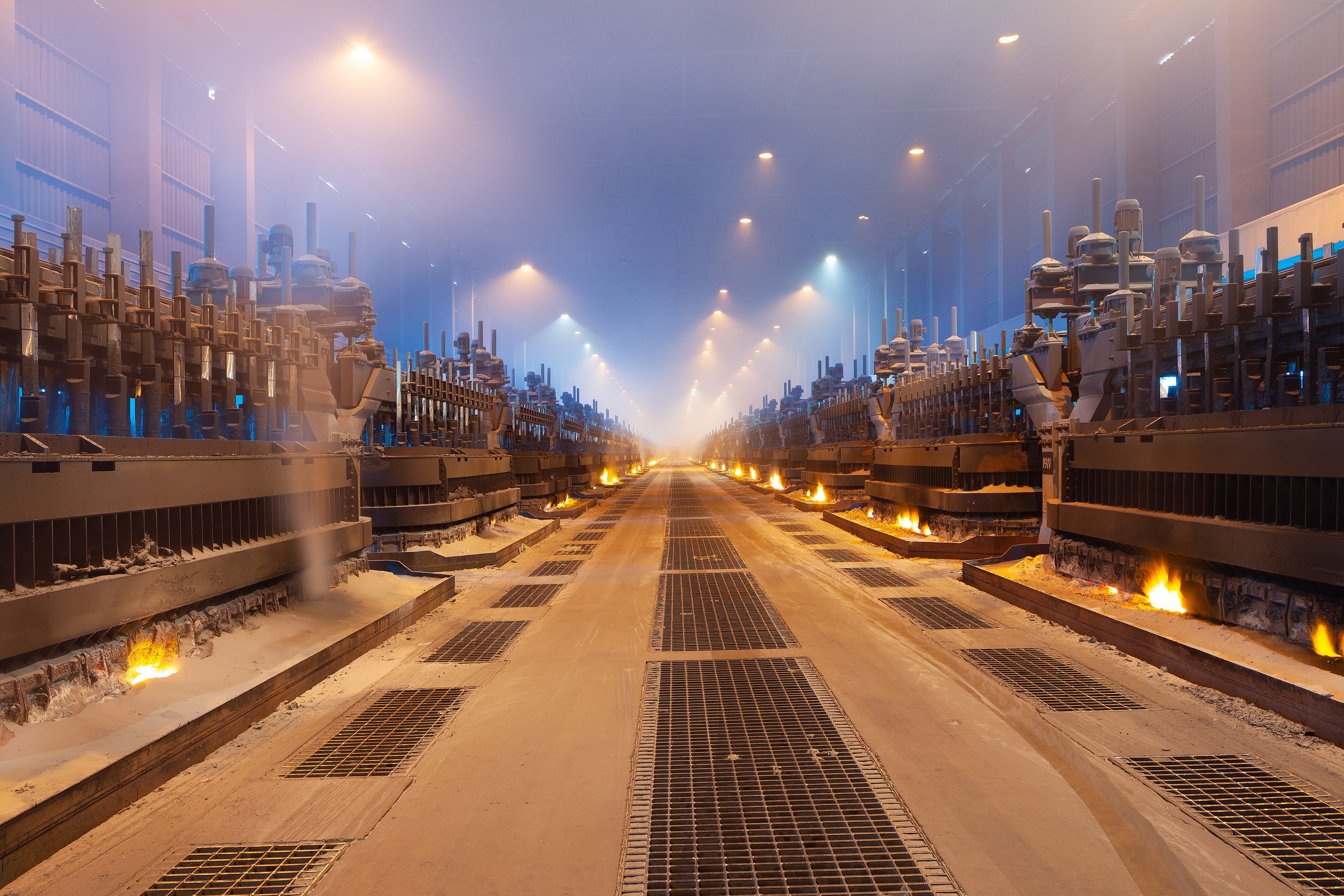 Fours de fusion dans une usine d'aluminium