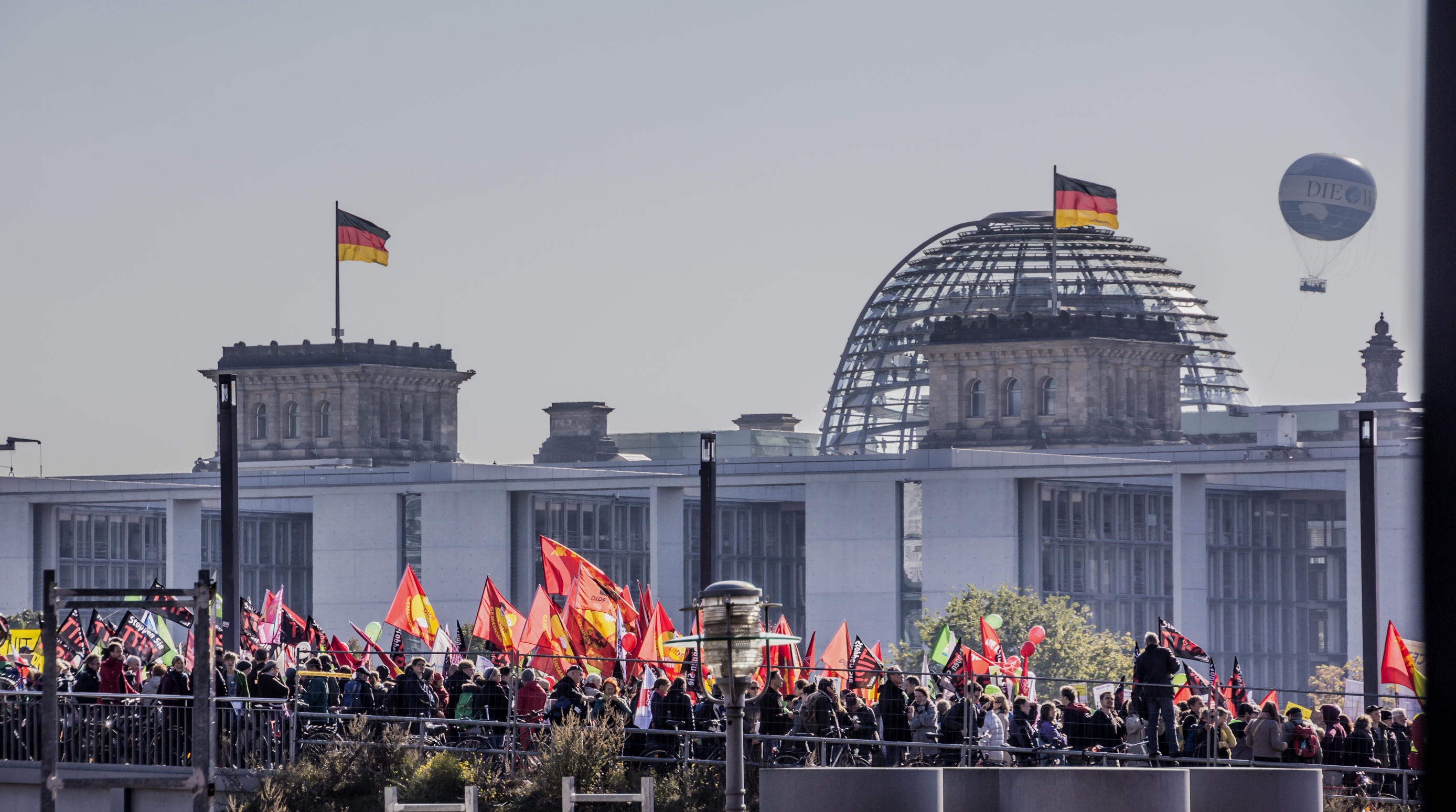 Manifestation contre le TTIP et le CETA. En arrière-plan, le dôme du Reichstag allemand. Berlin, Allemagne, 10 octobre 2015 - © Anandoart/Shutterstock