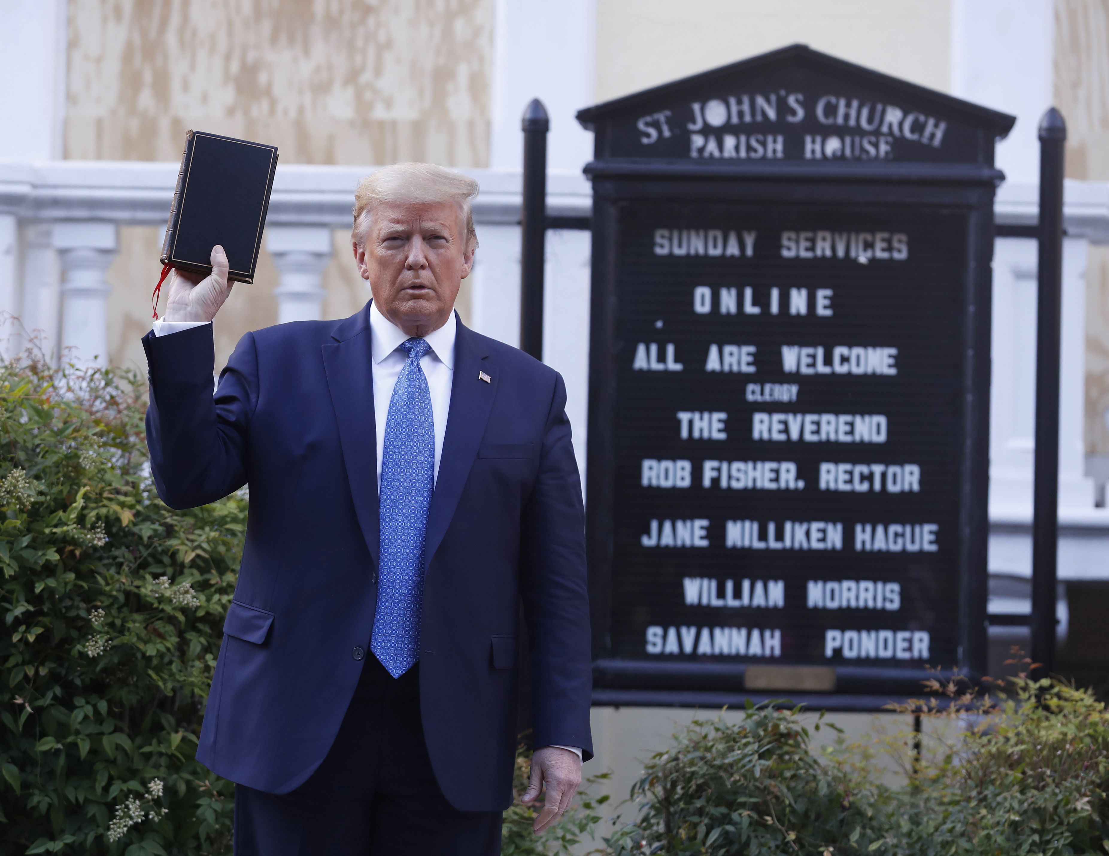  Le président Donald J. Trump pose avec une Bible devant l'église épiscopale Saint-Jean, à Washington, DC, en 2020