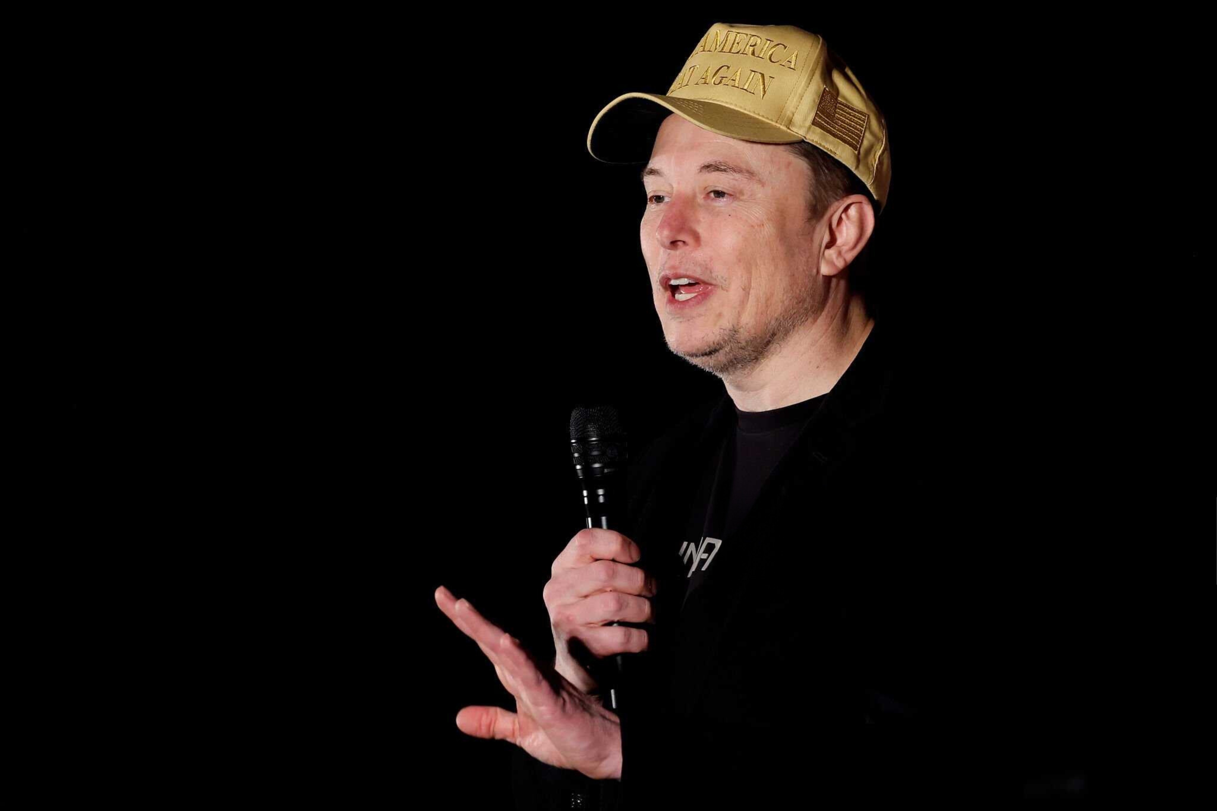  Le fondateur de SpaceX et de Tesla, Elon Musk, participe à une réunion de style mairie pour promouvoir le vote anticipé et l'absentéisme au Lycée Ridley le 17 octobre 2024 à Folsom, Pennsylvanie