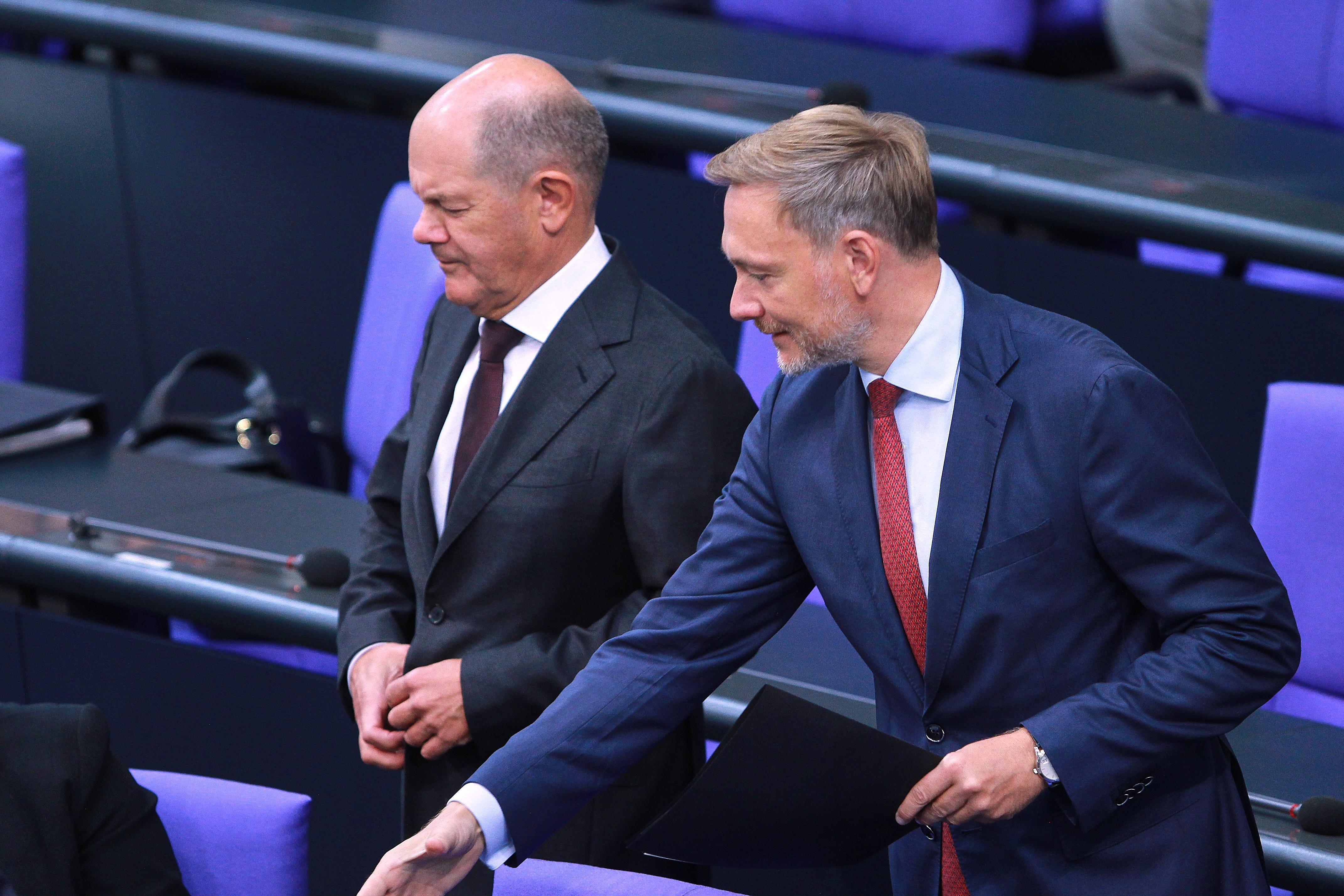 183e session du Bundestag : le chancelier fédéral Olaf Scholz (SPD) et le ministre fédéral des Finances Christian Lindner