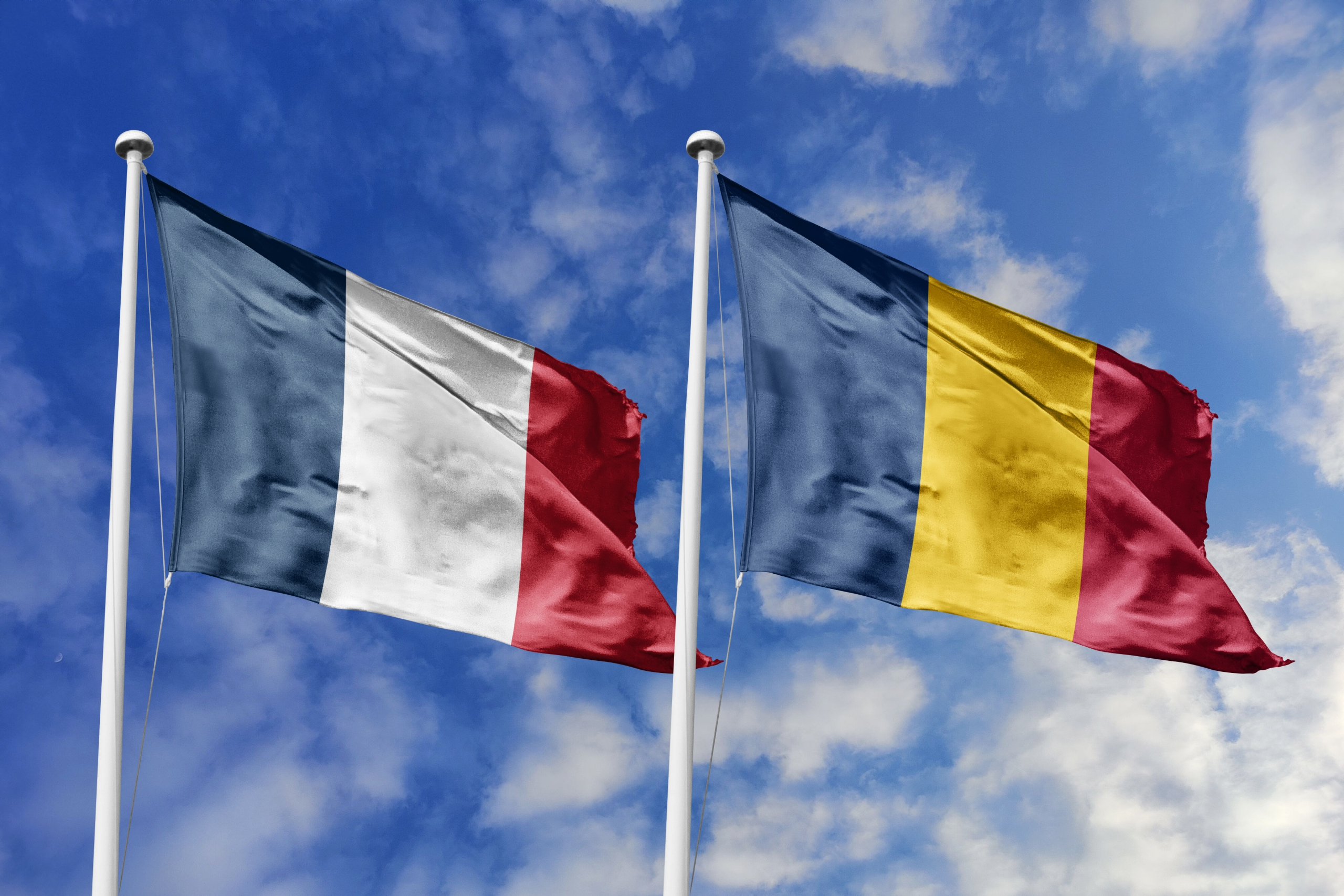 Le drapeau de la France et du Tchad 