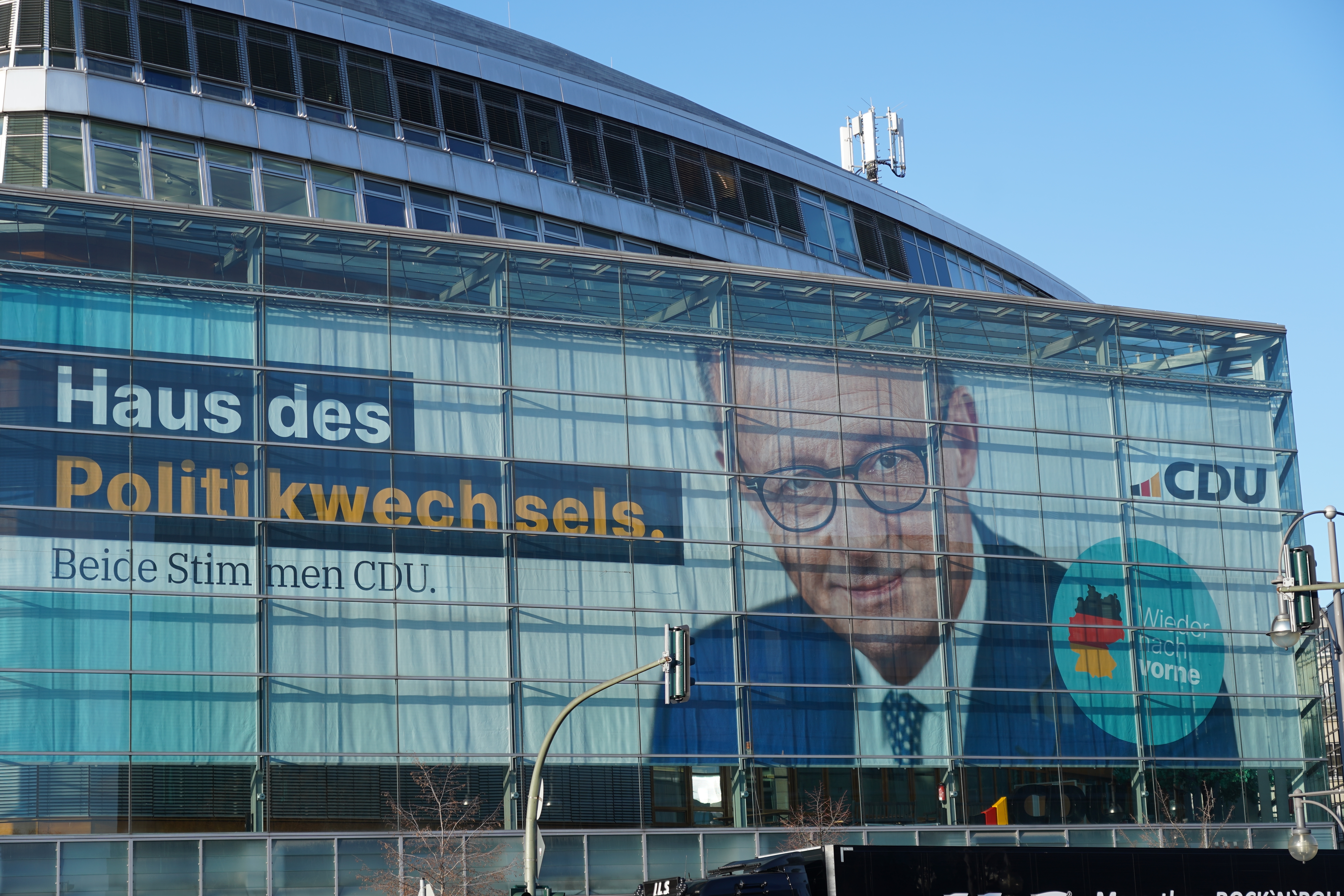 Berlin, Deutschland - 8. Januar 2025 - Banner in der CDU-Zentrale zur vorgezogenen Bundestagswahl 2025, das den Parteichef und Favoriten Friedrich Merz zeigt.