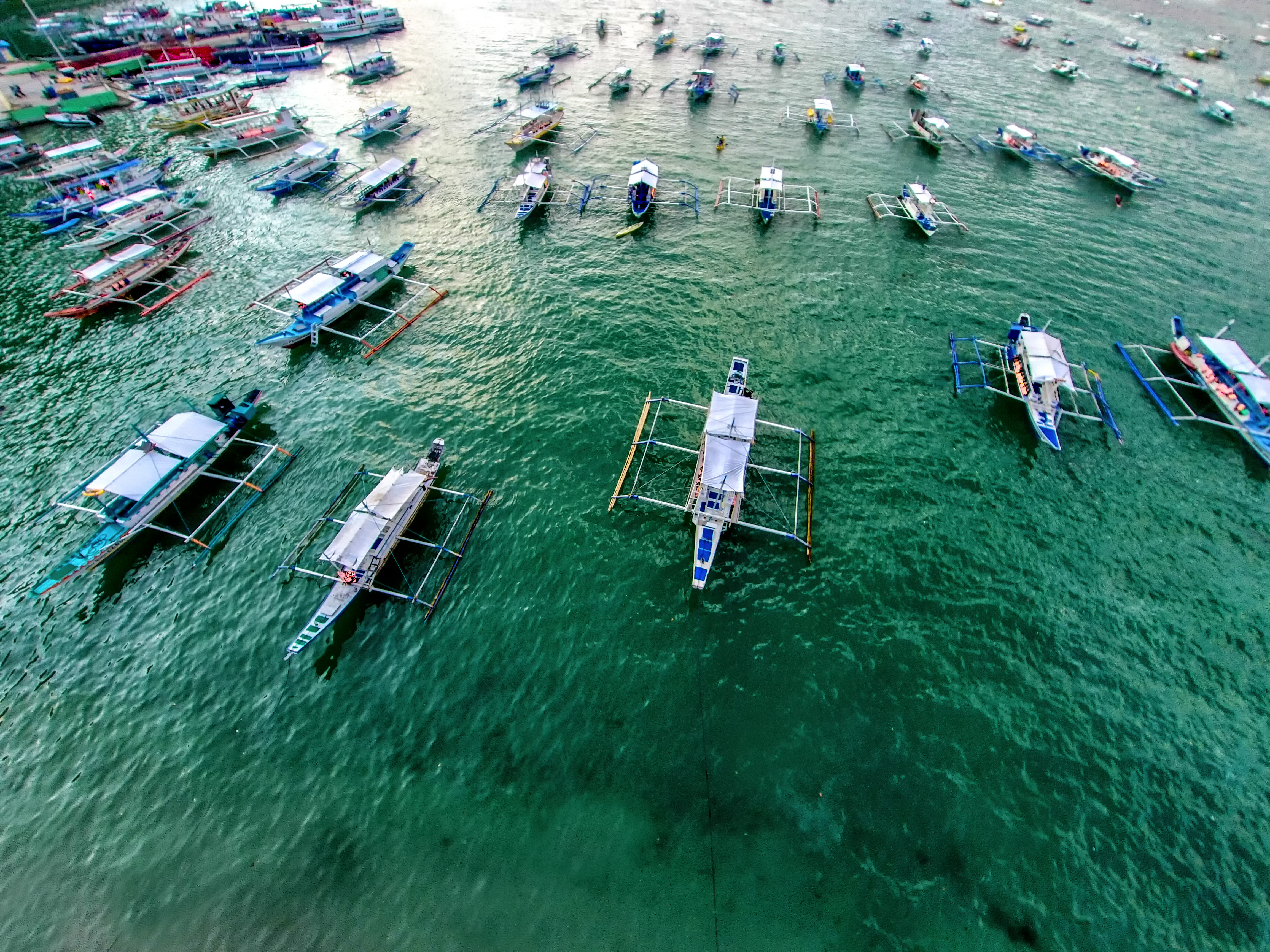 Vue aérienne de plage avec des bateaux de pêche. Elnido, Philippines, 2018.