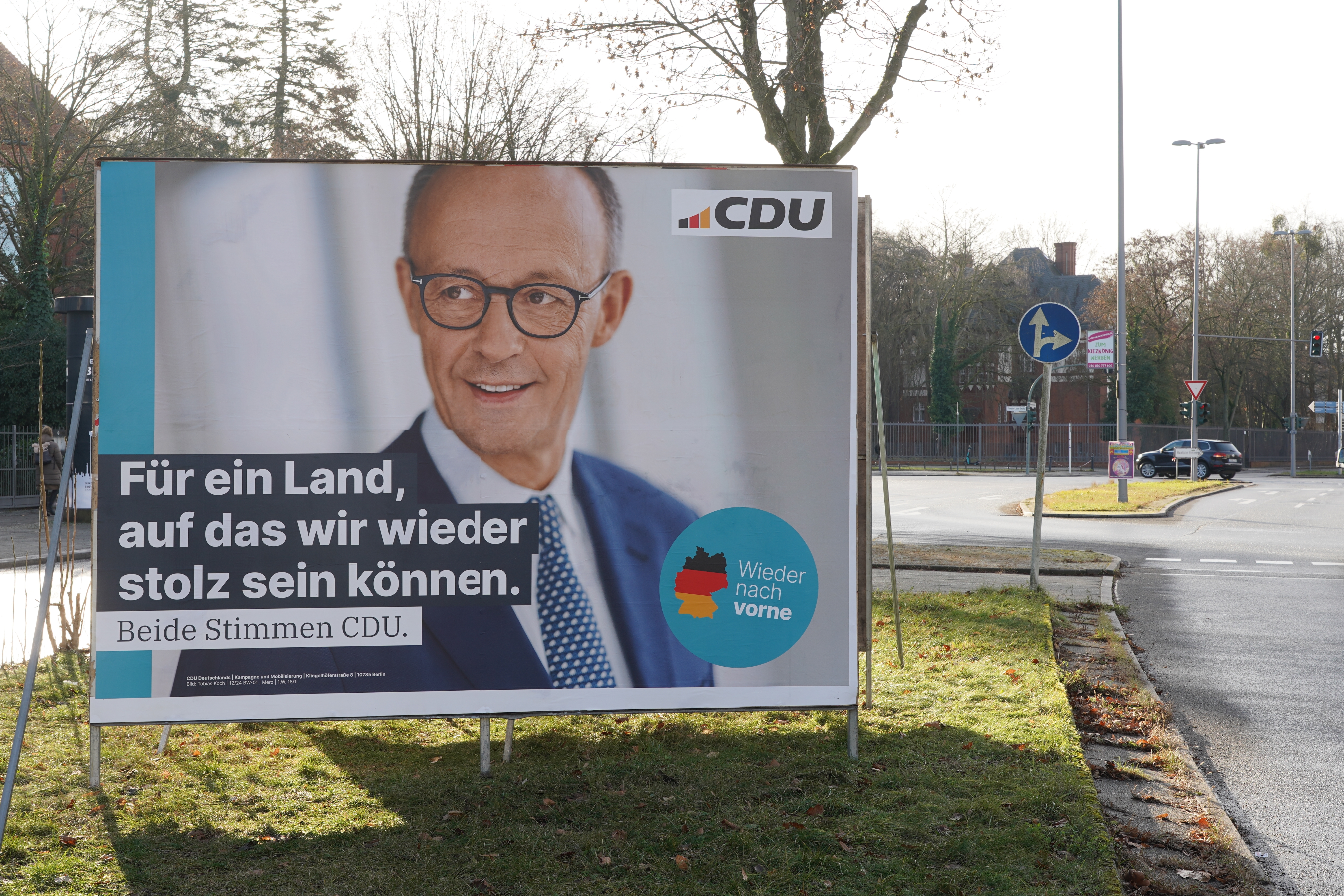 Berlin, Deutschland - 24. Januar 2025: CDU-Werbetafel zur deutschen Bundestagswahl 2025, die den Parteichef und Spitzenkandidaten Friedrich Merz zeigt