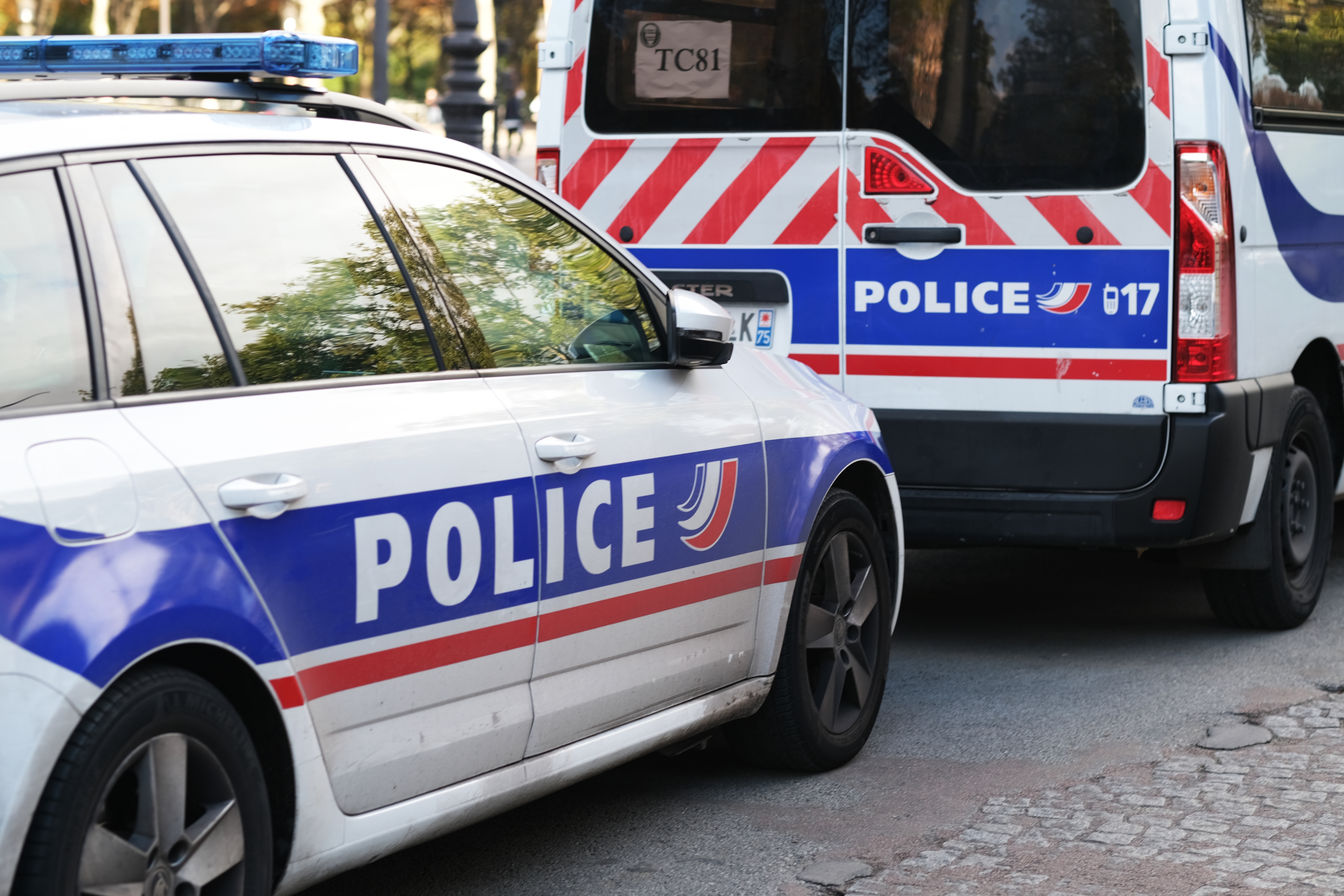 Voitures de police dans les rues