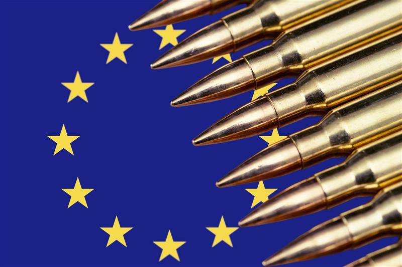 Munitions et douilles de cartouches sur le drapeau de l'Union européenne.