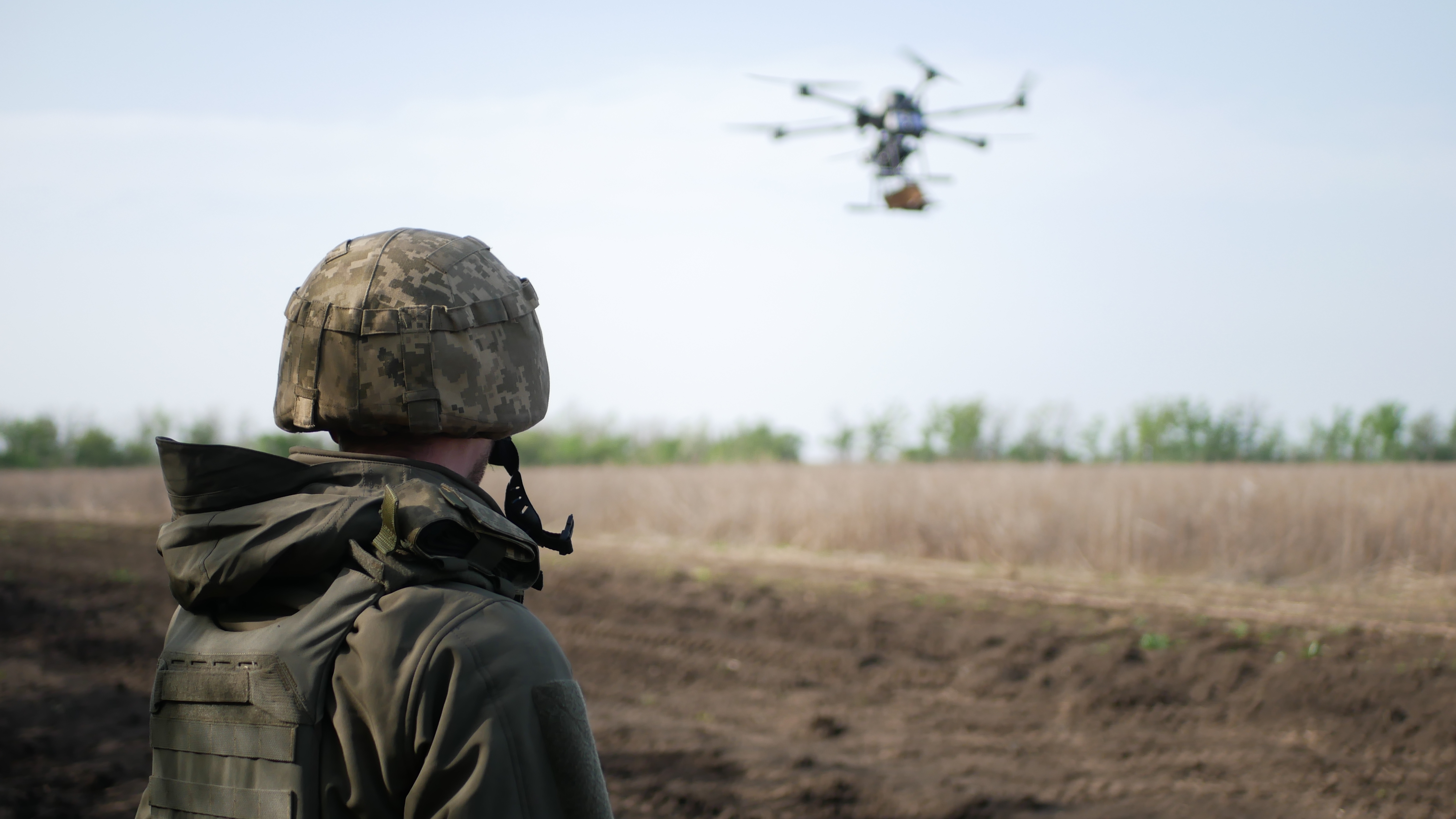 Un militaire fait voler un drone 