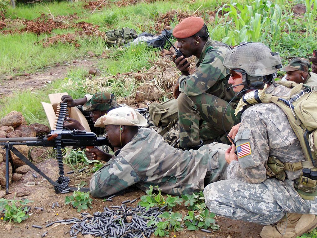 1021px-us_sf_soldier_training_malian_soldiers.jpg