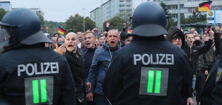 Des manifestants de droite crient derrière une rangée de policiers à Chemnitz, en Allemagne, le 1er septembre 2018