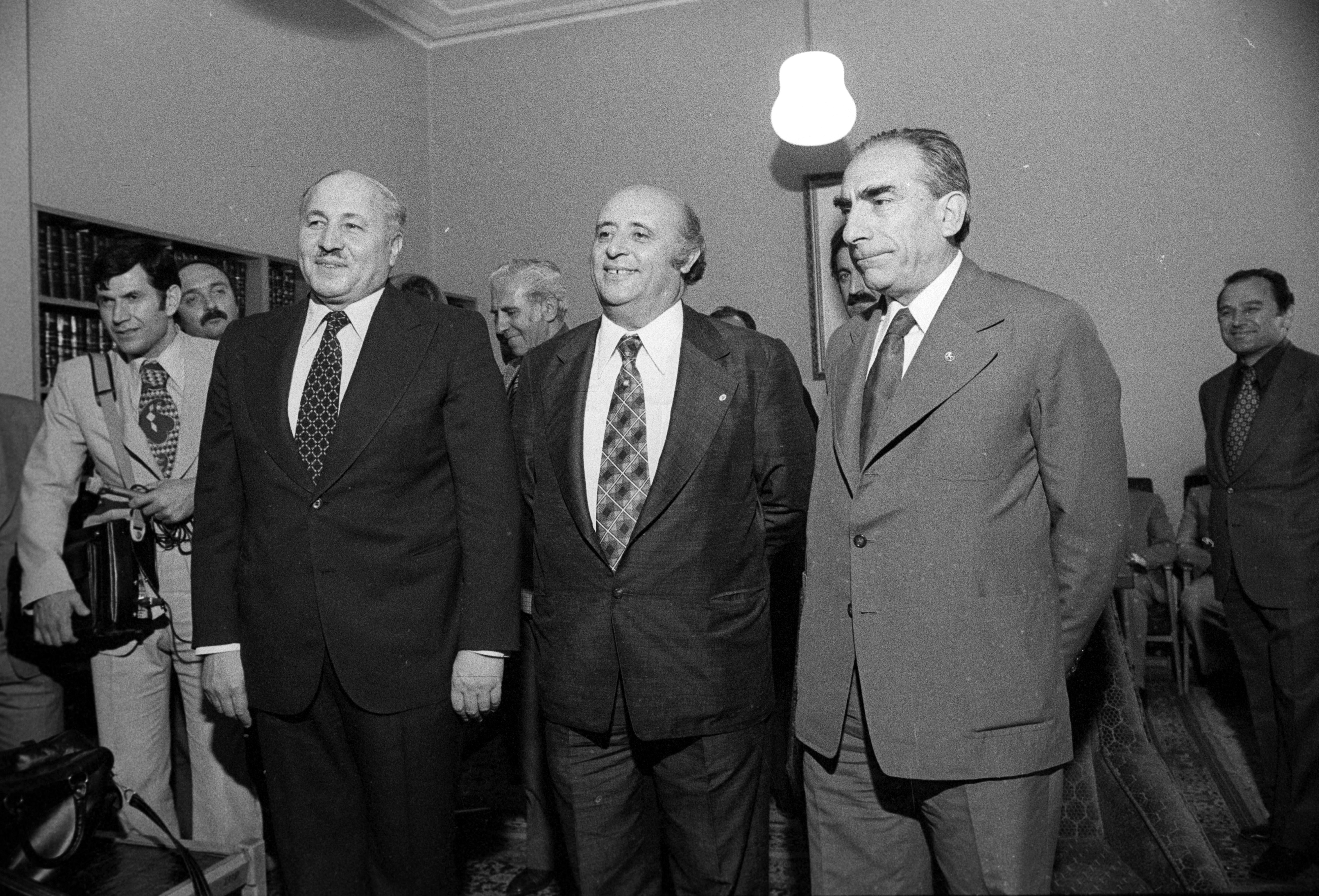 Necmettin Erbakan, président-fondateur du MSP, Süleyman Demirel, président de l’AP et Alparslan Türkeş, président-fondateur du MHP, réunis pour des pourparlers de coalition à la Grande Assemblée nationale de Turquie à Ankara le 10 juillet 1977.