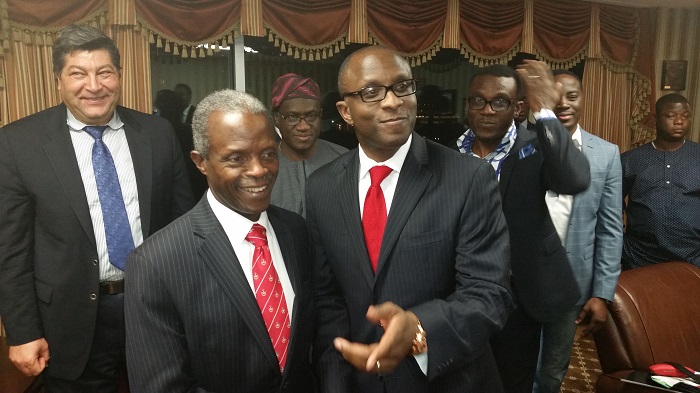 Le vice-président nigérian Yemi Osinbajo et son chargé de communication Laolu Akande 