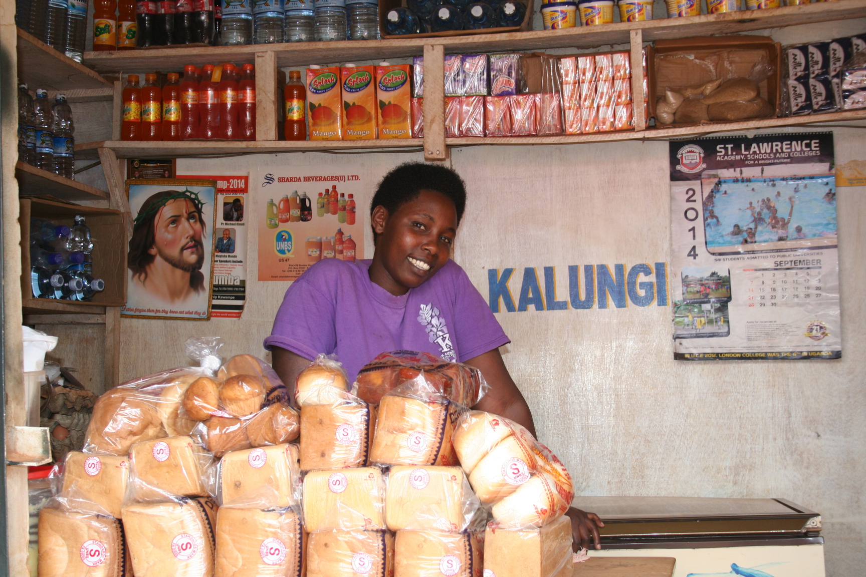 Becky dans son épicerie