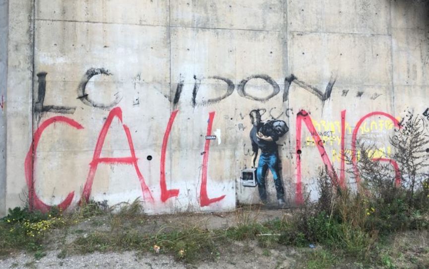 L'appel de Londres, un tag resté sur les murs du pont d'autoroute situé juste à côté de l'ancienne jungle de Calais. 