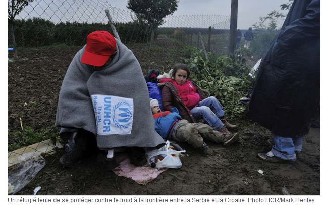 Un réfugié tente de se protéger contre le froid à la frontière entre la Serbie et la Croatie.