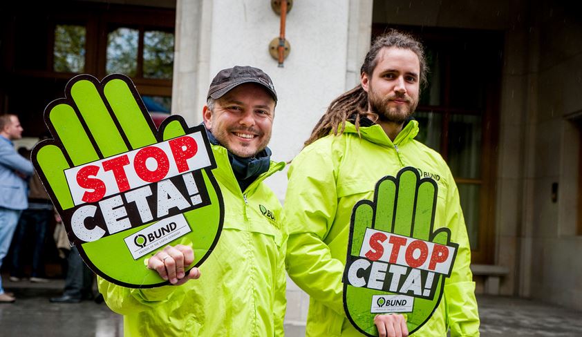 Des manifestants hostiles au CETA, le traité de libre-échange entre le Canada et l'Union européenne.