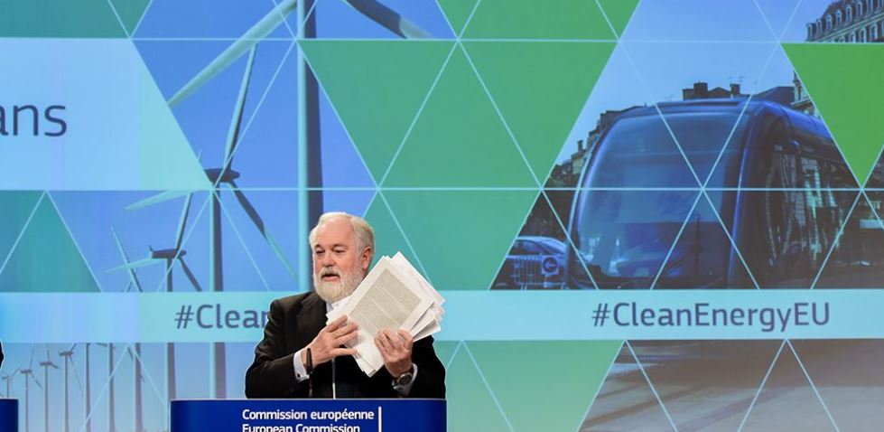 Le Commissaire européen Miguel Arias Cañete montre le paquet "Energie propre" lors de sa conférence de presse à Bruxelles.