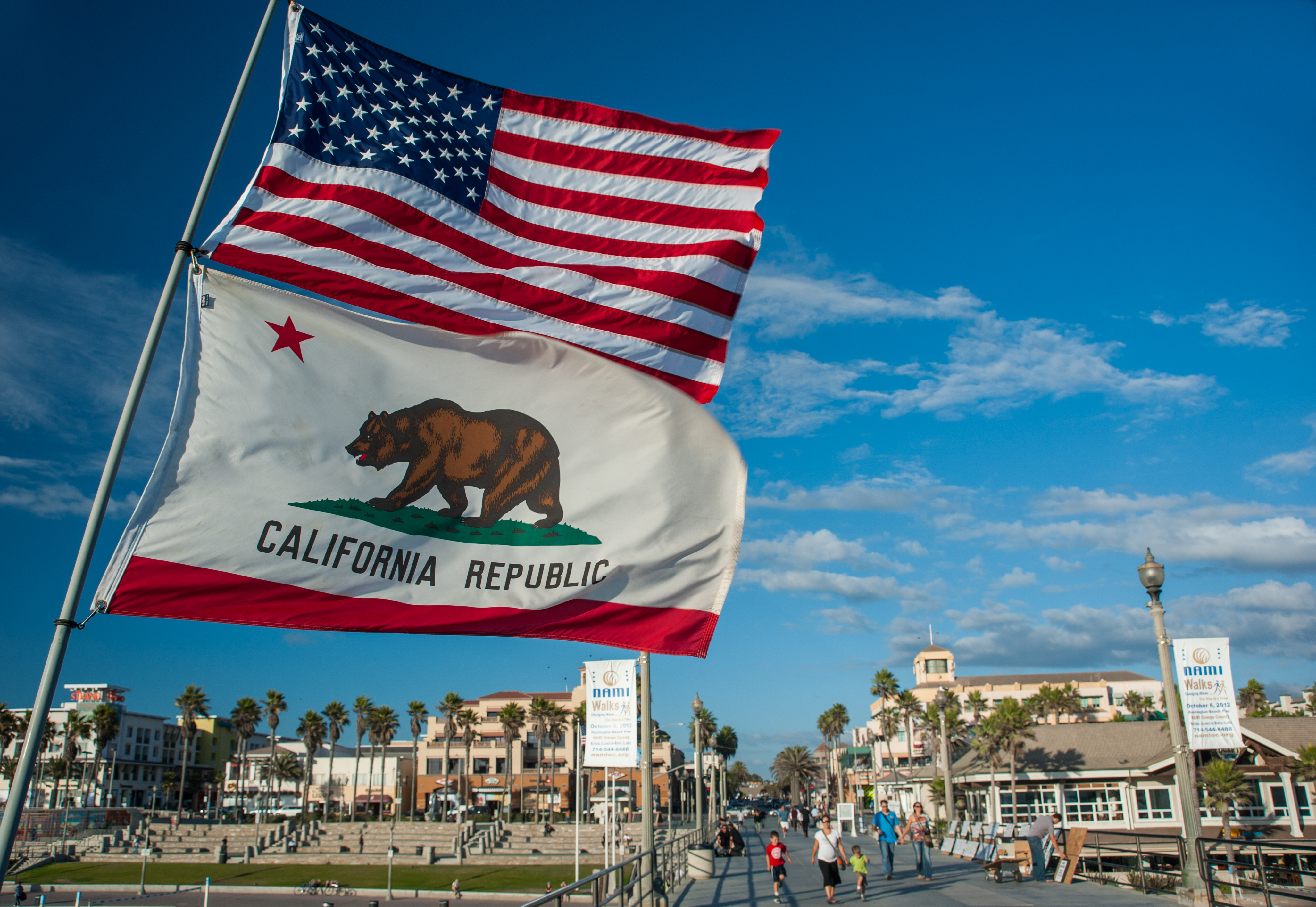 Le drapeau des États-Unis et le drapeau de l'État de Californie flottent à Huntington Beach