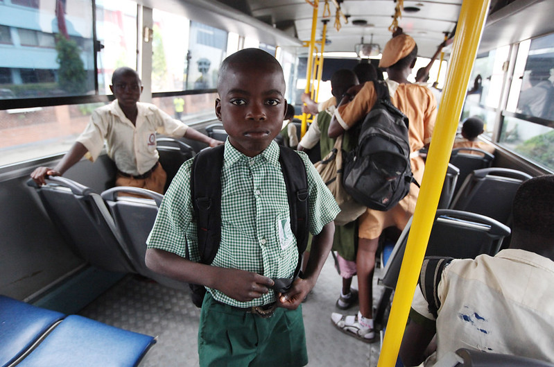 Enfants dans un bus scolaire nigérian