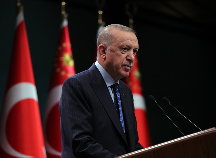 Le président Recep Tayyip Erdogan en conférence de presse à Ankara, le 12 avril 2022.