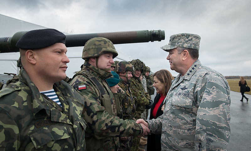 Gen. Philip Breedlove (centre), Commandant Suprême des Forces Alliées en Europe, à la rencontre de soldats polonais sur l'aéroport de Ziemsko , Pologne, pendant l'exercise Steadfast Jazz le 7 novembre 2013.