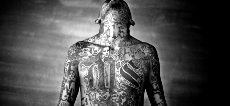 Chelatenango, El Salvador. Mai 2007. Un membre du gang Mara Salvatrucha affiche ses tatouages à l'intérieur de la prison Chelatenango. Crédits : Moisen Saman, courtoisie de Sony World Photography Award 2008