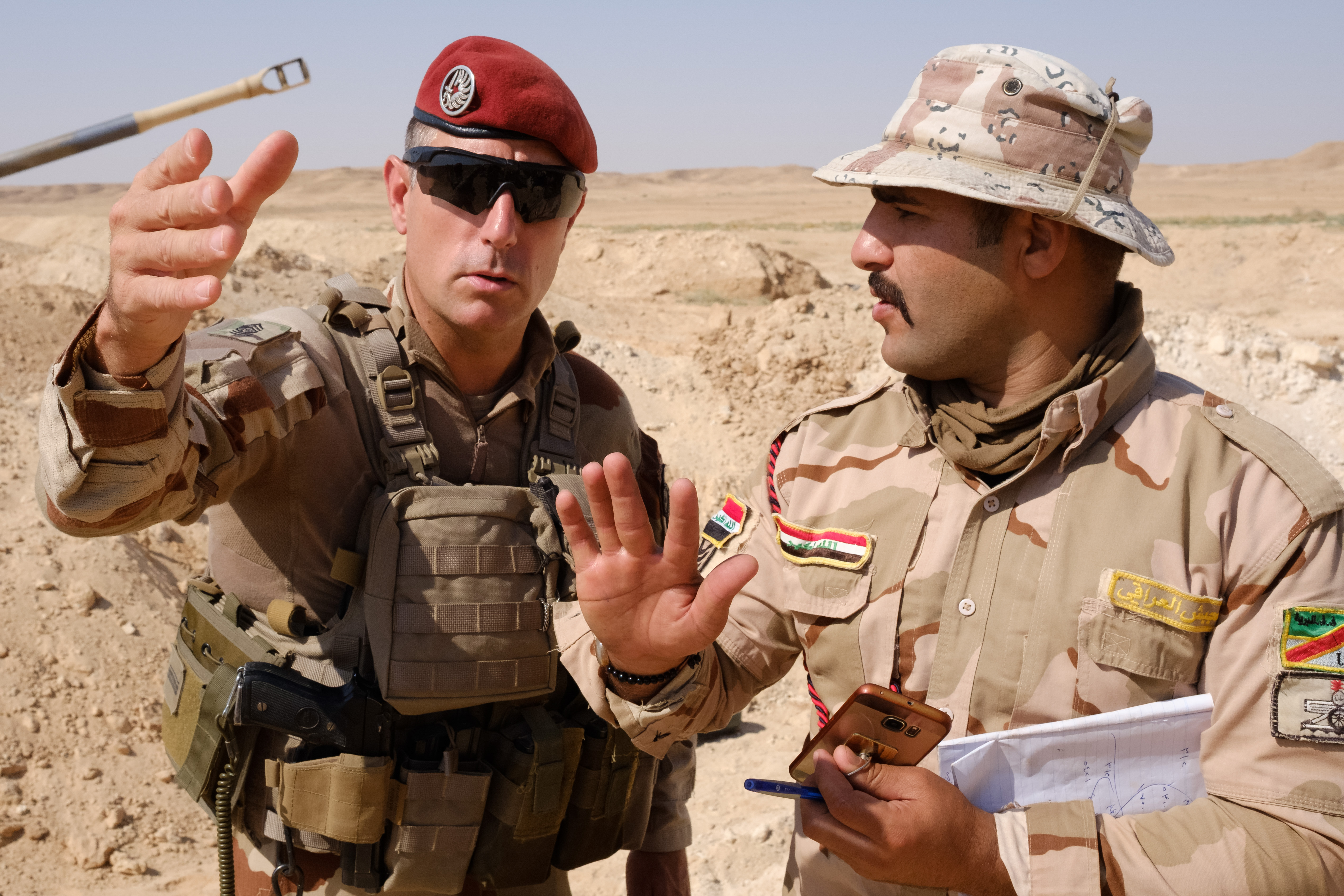 Échange entre un officier français et un officier irakien dans le cadre de l’opération Chammal