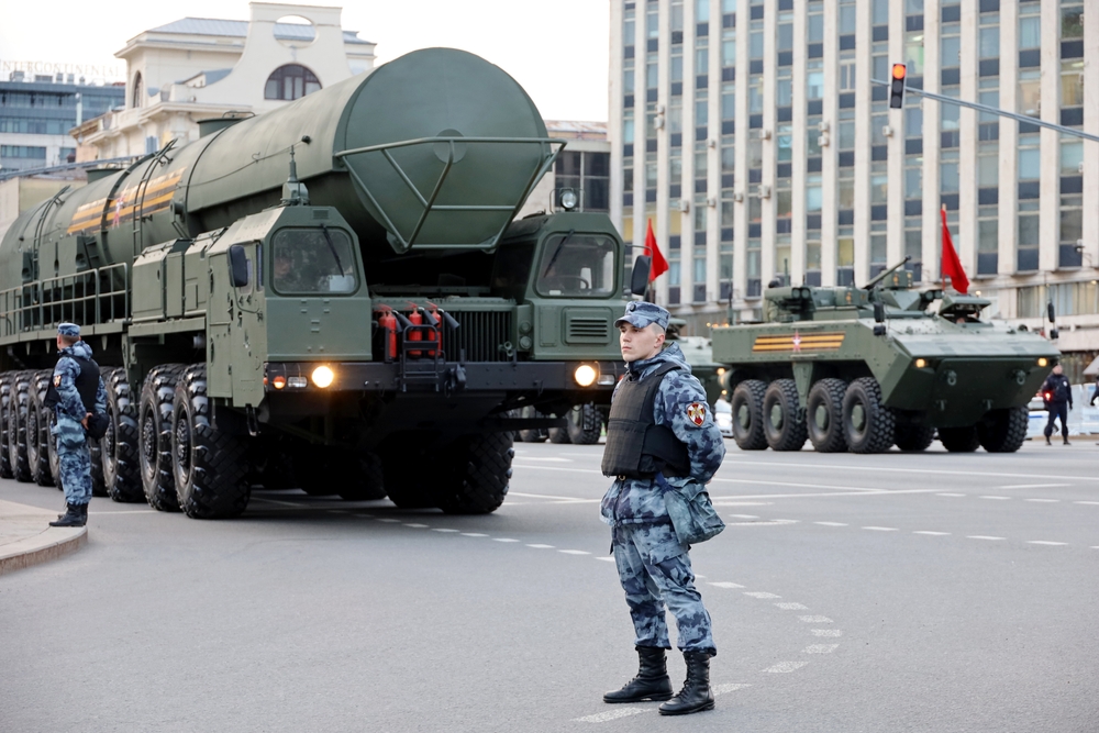 Moscou, Russie - avril 2022 : Des soldats des forces militaires russes se tenant sur fond de systèmes de missiles stratégiques