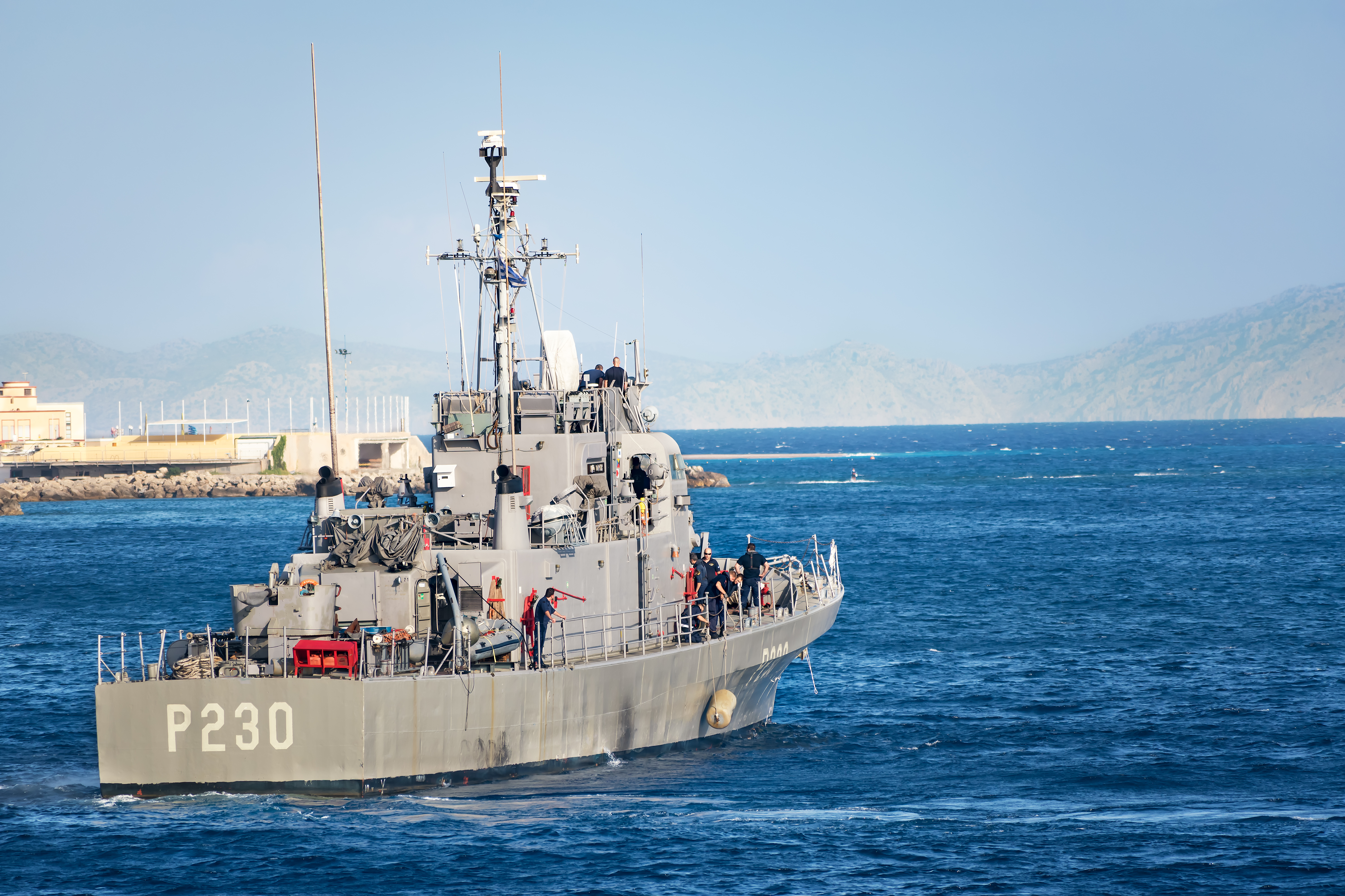 Patrouilleur grec  HS Ormi  quittant le port de Rhodes à proximité des côtes turques.