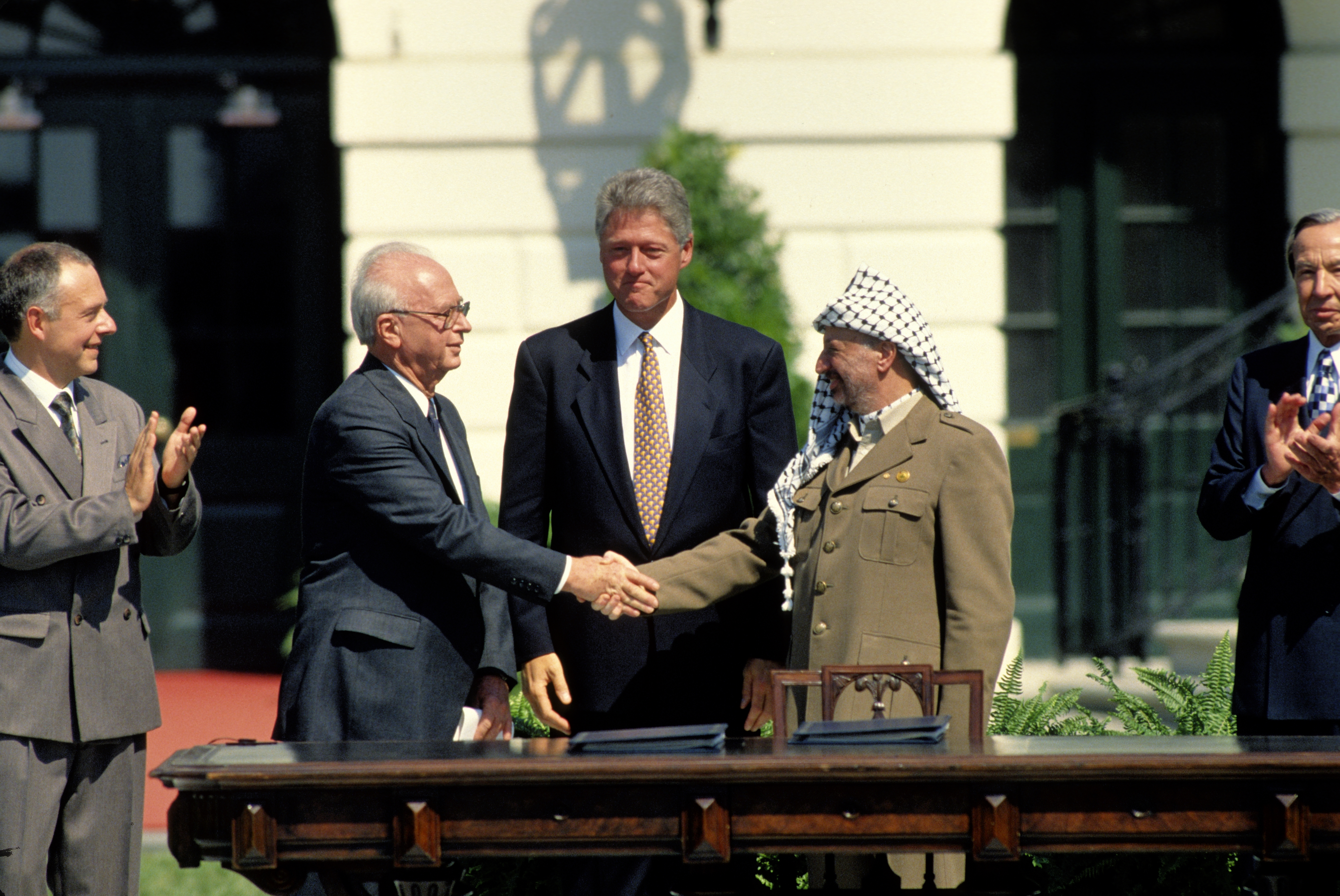 La poignée de main entre Yitzhak Rabin et Yasser Arafat, devant le président américain Bill Clinton, le 13 septembre 1993