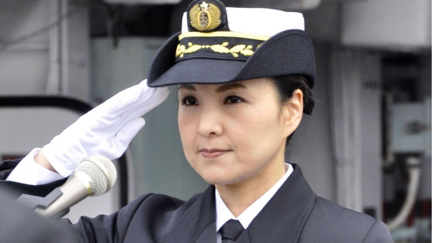 Commandant Miho Otani, première femme commandant d'un destroyer japonais. Crédits: ministère de la Défense du Japon