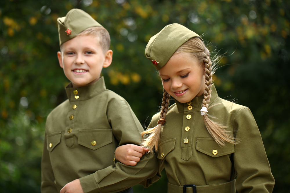 Deux enfants en uniforme militaire de la Grande Guerre Patriotique