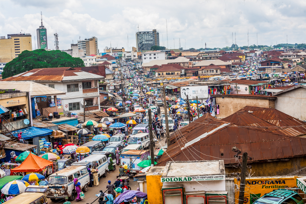 Ibadan, état d'Oyo (Nigeria) – 8 octobre 2017 : rues du marché d'Ogunpa © Toluade/Shutterstock.com