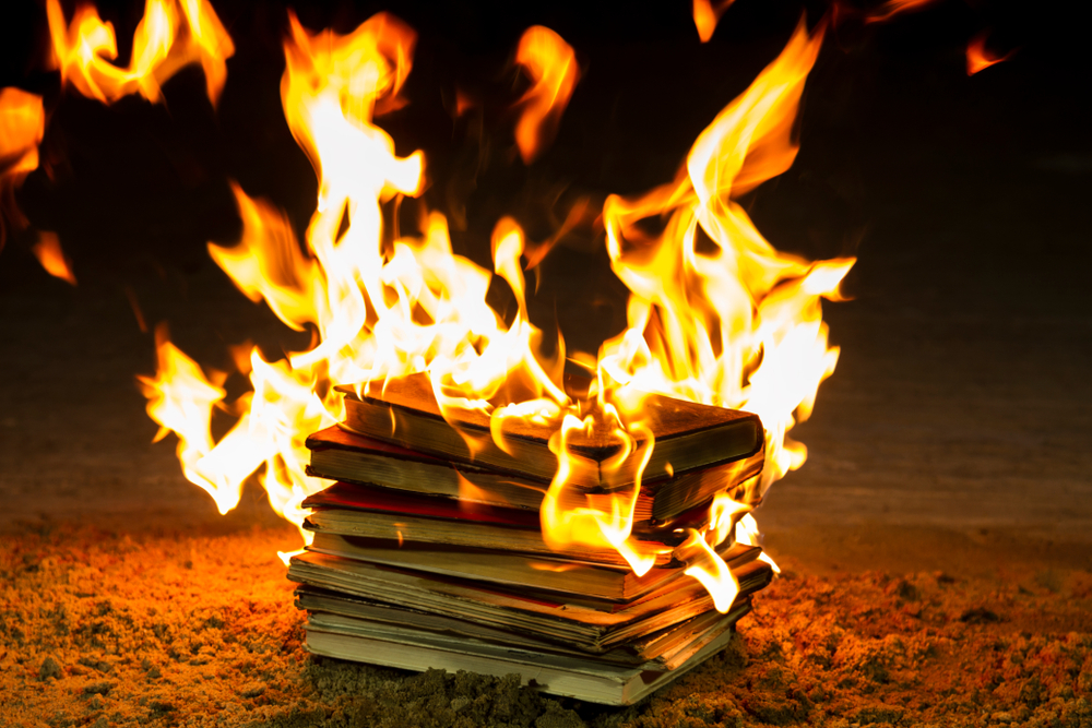 Pile de livres en feu