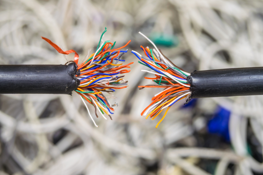 Un câble téléphonique endommagé