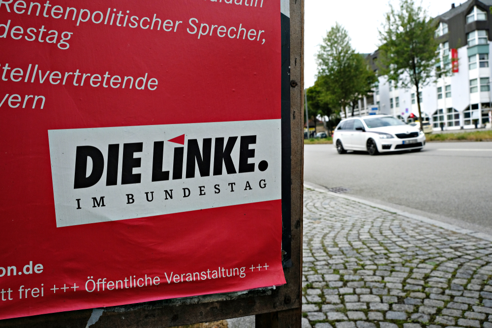 Une affiche de campagne électorale du parti Die Linke dans une rue de Munich, en Allemagne, le 23 juillet 2017.