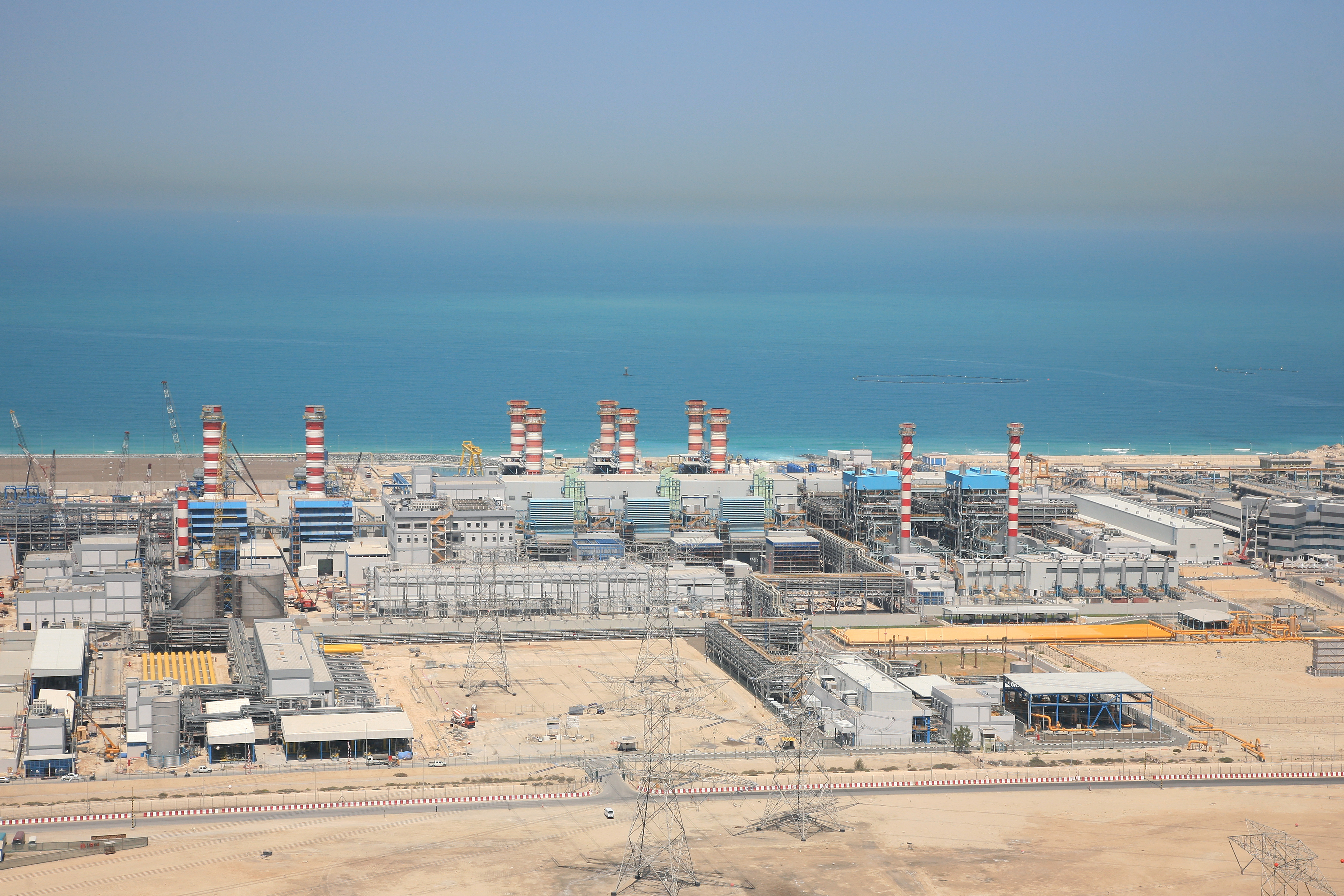 Vue sur l’usine de dessalement d’eau de Dubaï  © shao weiwei/Shutterstock.com