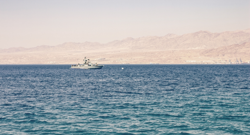 Patrouille de navire militaire en mer Rouge