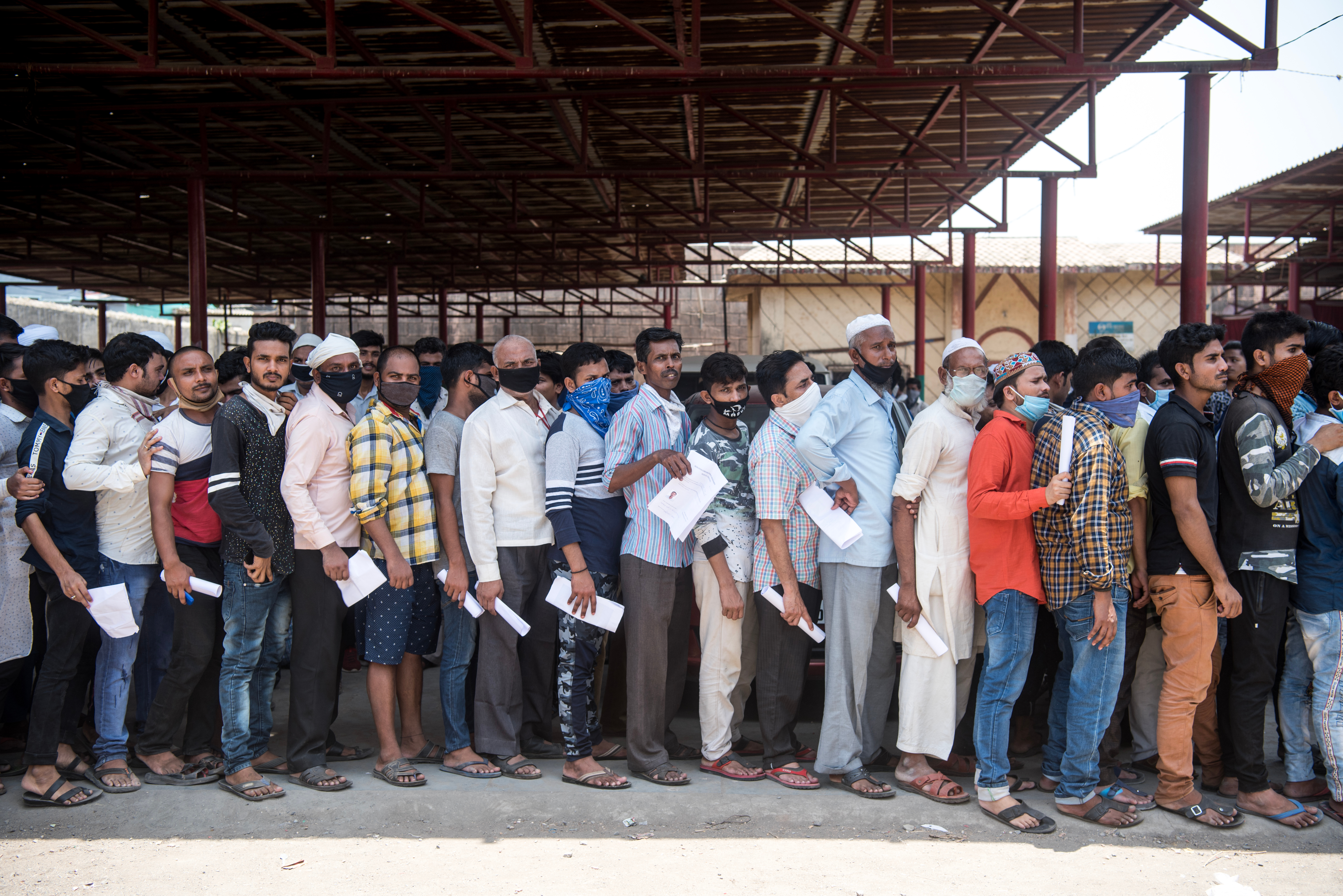 MUMBAI/INDA–6 mai 2020 - Des migrants attendent la remise de certificats médicaux nécessaires à leur retour dans leur ville d'origine.                    © Manoej Paateel / Shutterstock.com