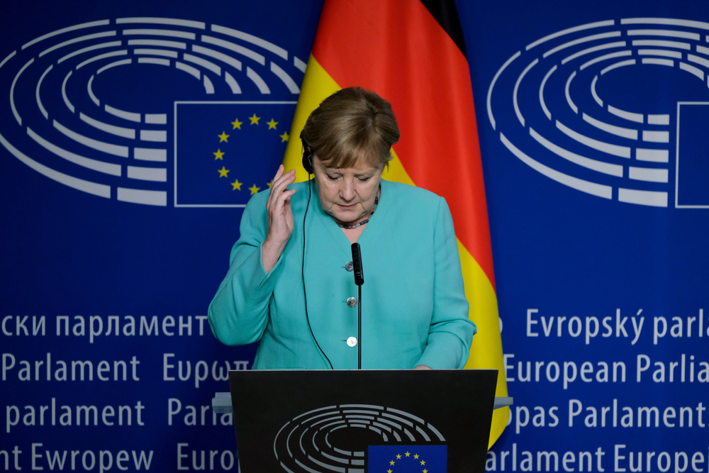 La chancelière allemande Angela Merkel participe à une conférence de presse au Parlement européen à Bruxelles, Belgique, le 8 juillet 2020.