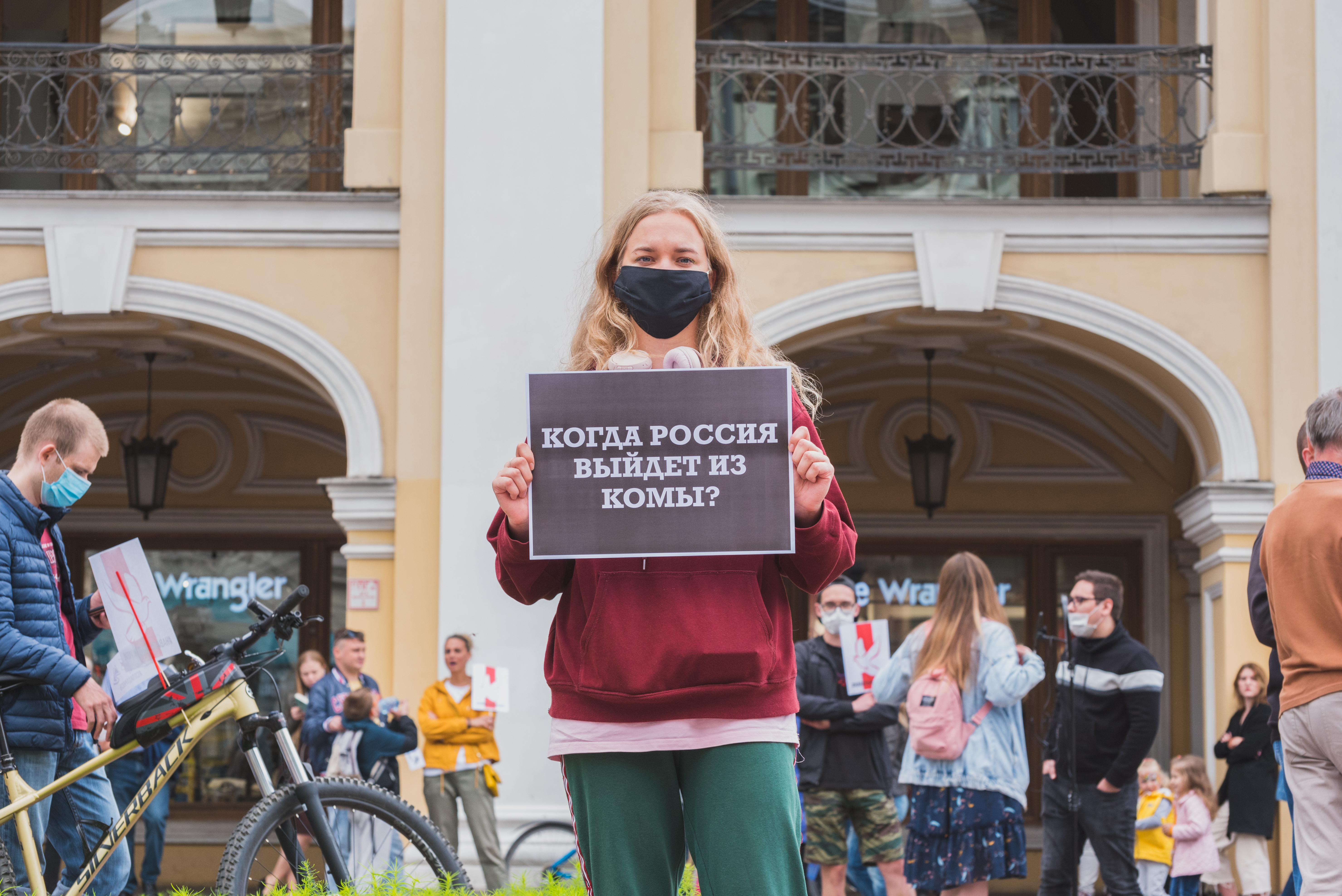 Saint-Pétersbourg, août 2020 : une manifestante porte une pancarte "Quand la Russie sortira-t-elle du coma ?"