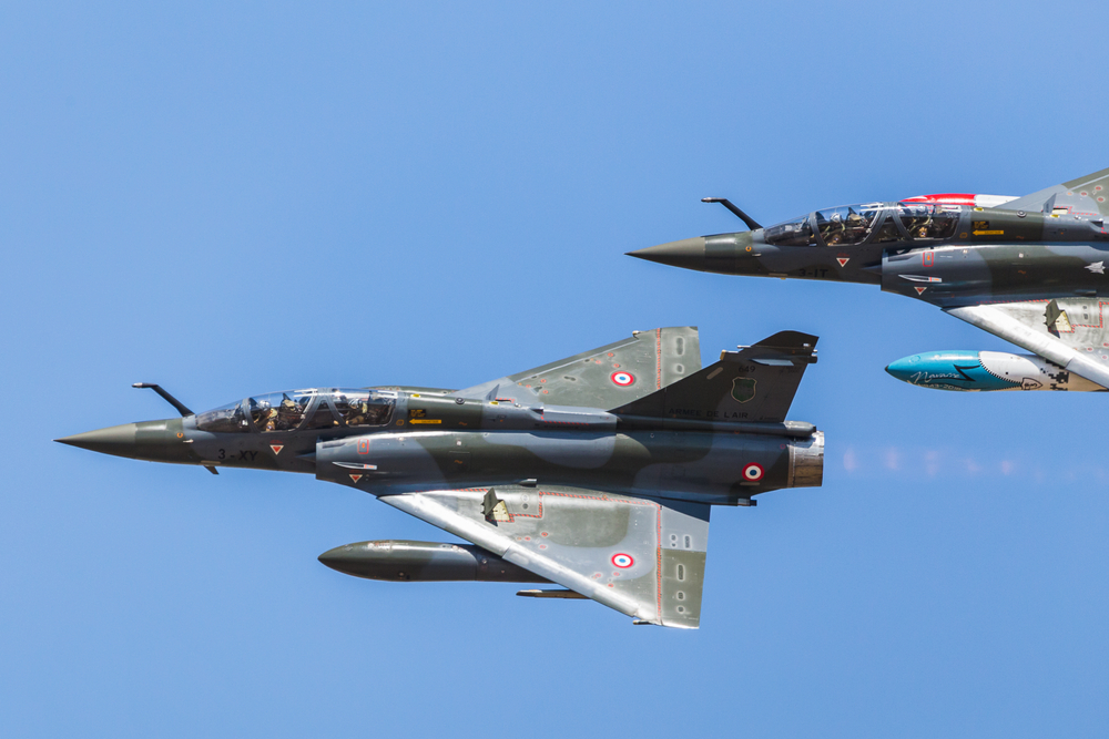 Deux Mirage 2000D français volant en formation serrée à RAF Fairford, Gloucestershire en juillet 2018 