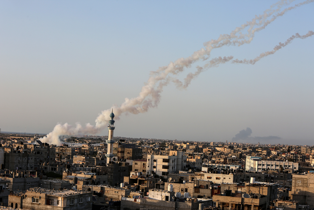 Palestinian factions launch a large batch of rockets from the Gaza Strip towards Israel