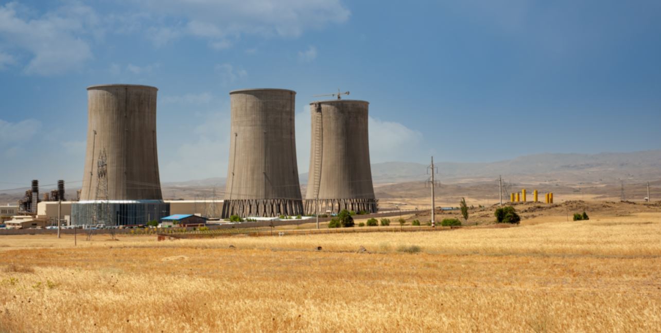 Tours de refroidissement d'une centrale nucléaire dans la province du Kurdistan, Iran