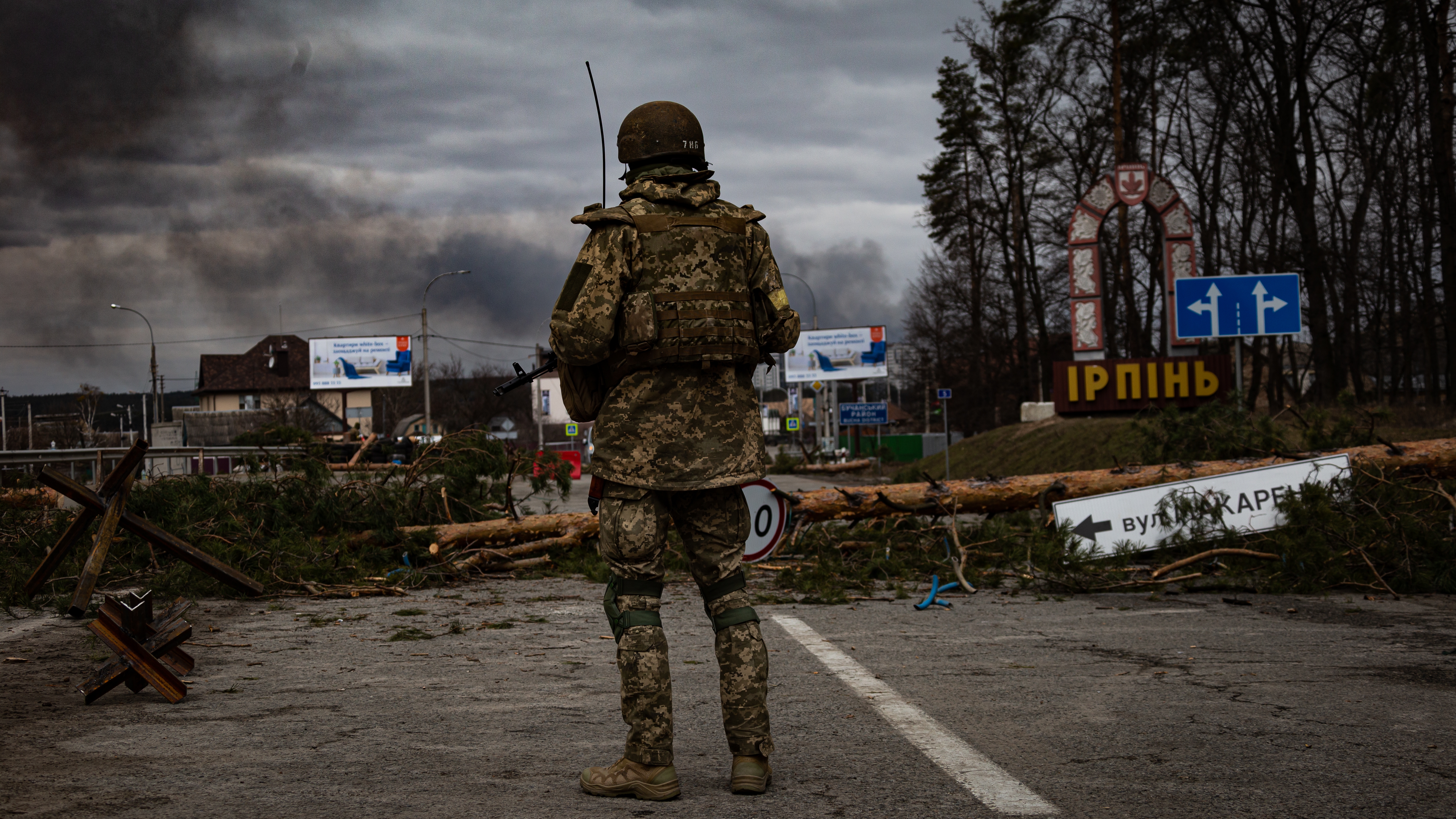 Irpin, Ukraine - 5 mars 2022 : Un soldat ukrainien se tient au poste de contrôle de la ville d'Irpin, près de Kiev, pendant l'évacuation de la population locale sous les bombardements des troupes russes.