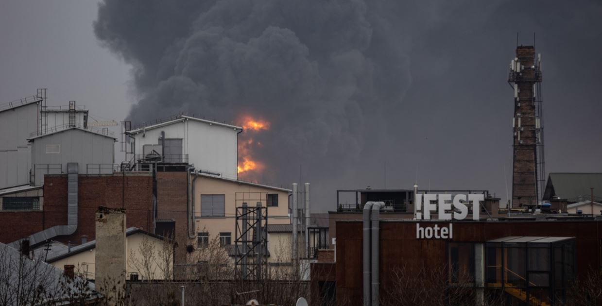 Frappe de missile sur une installation de stockage du pétrole, Lviv-Ukraine, 26 mars 2022