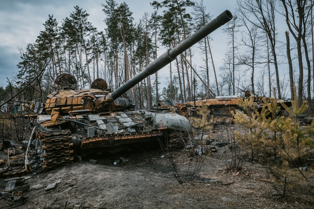 Char russe T-72 renversé par l'armée ukrainienne, région de Kiev, 5 avril 2022