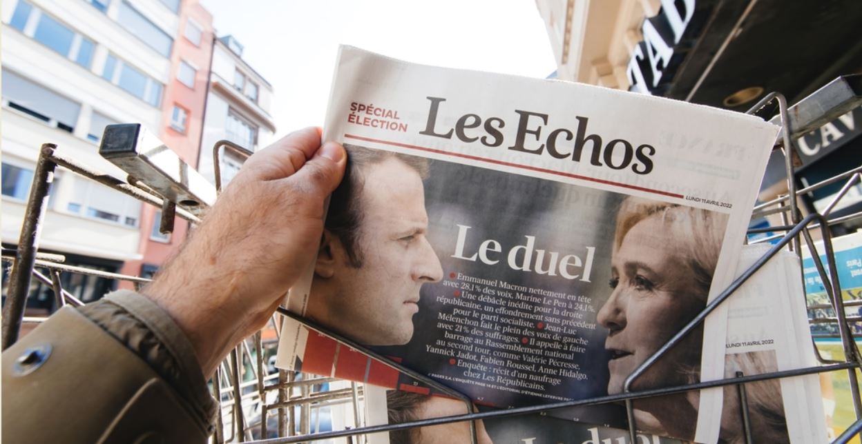 Shutterstock - Emmanuel Macron et Marine Le Pen dans le journal français Les Echos au lendemain du premier tour de l'élection présidentielle française le 10 avril 2022